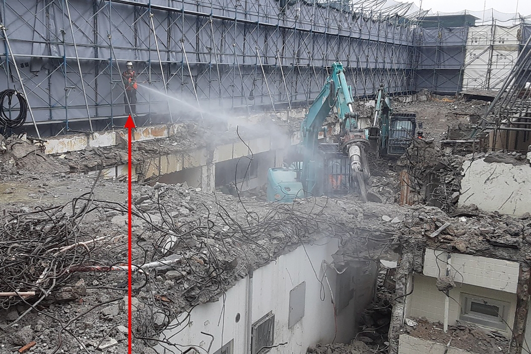 足場の上から散水する従来工法1